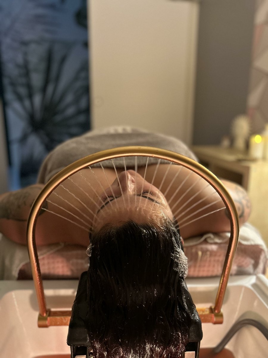 Séance de Head Spa japonais sous l'arche de la fontaine d'eau, à Montélier près de Valence